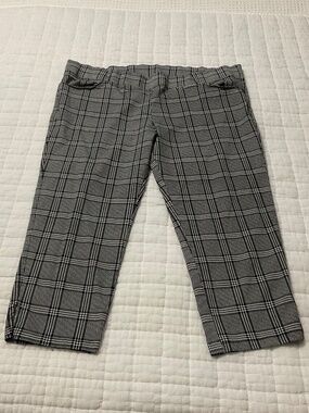 Gently used - Women's Stretch Capri pants